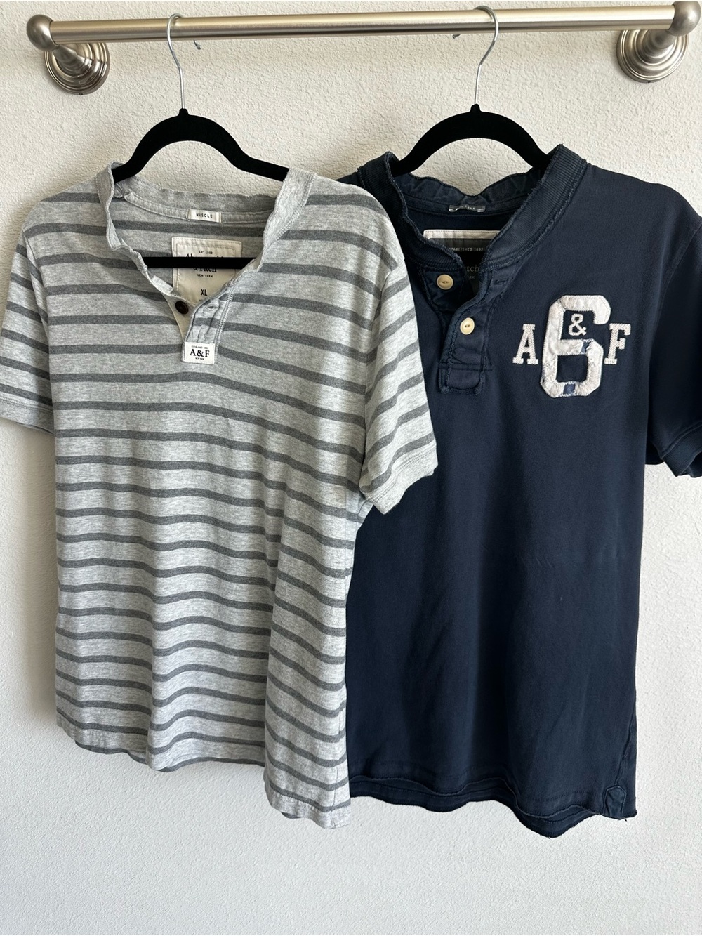 Abercrombie & Fitch VY2K Signature Muscle Fit Navy Short Sleeve Henley with Logo
